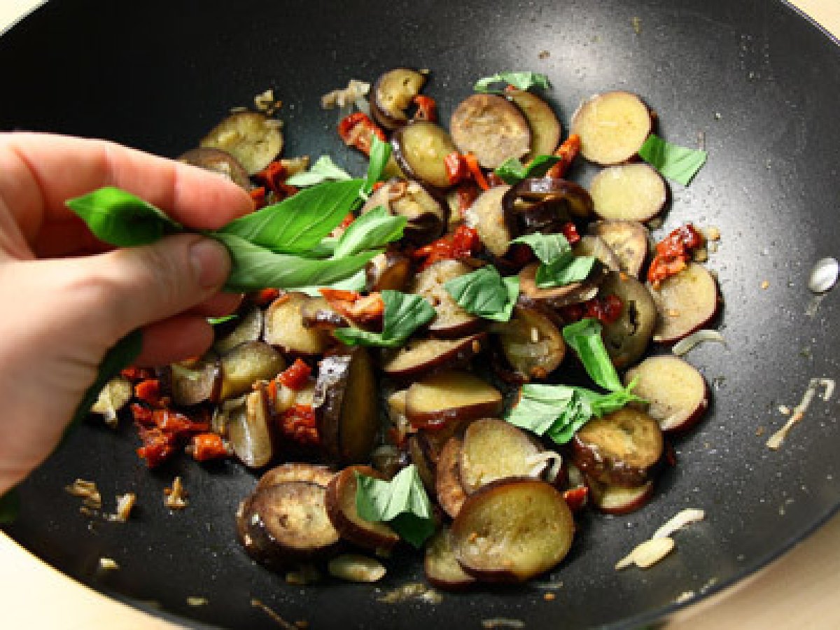 Insalata di pasta con melanzane e pomodori secchi - foto 2