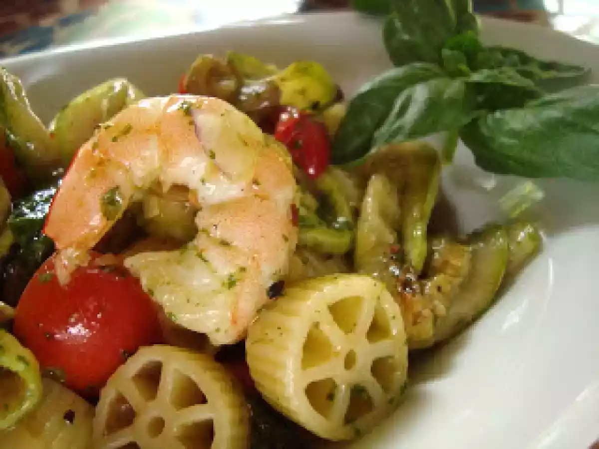 Insalata di pasta con verdure e gamberi - foto 3