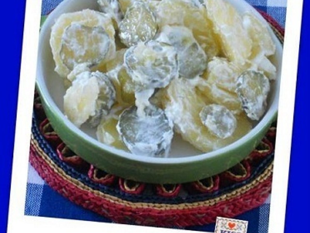 Insalata di patate allo yogurt e cetriolini in agrodolce