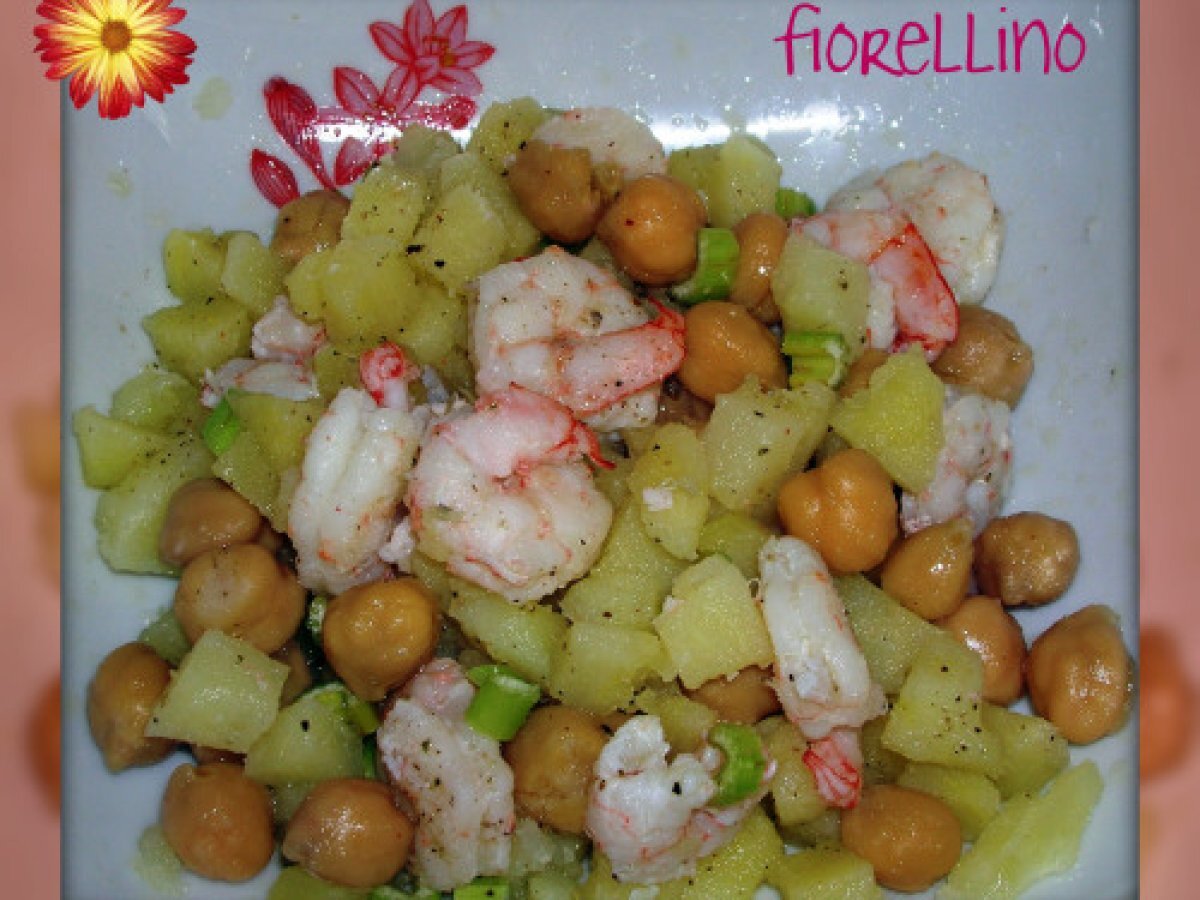Insalata di patate, ceci e gamberetti