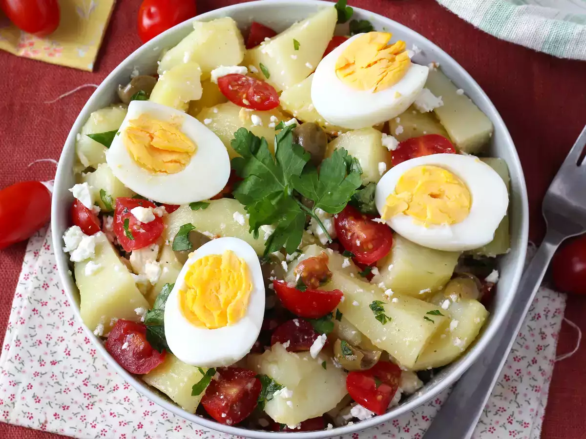 Insalata di patate con feta, uova e pomodorini - foto 2