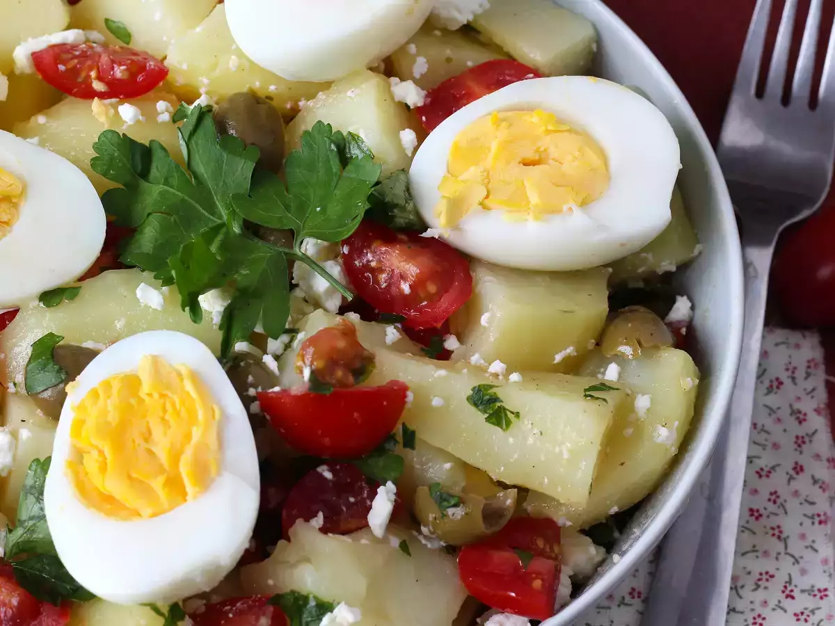 Insalata di patate con feta, uova e pomodorini - foto 3