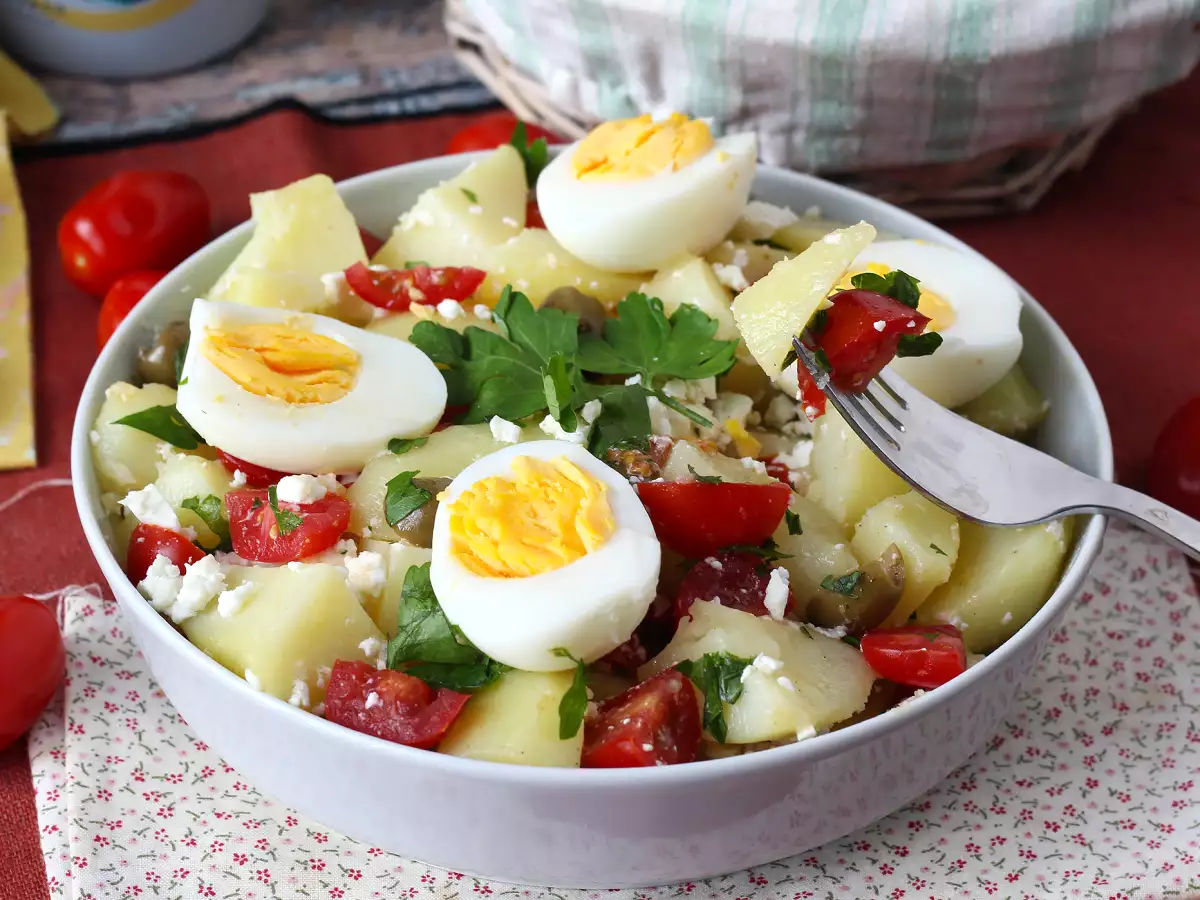 Insalata di patate con feta, uova e pomodorini - foto 4
