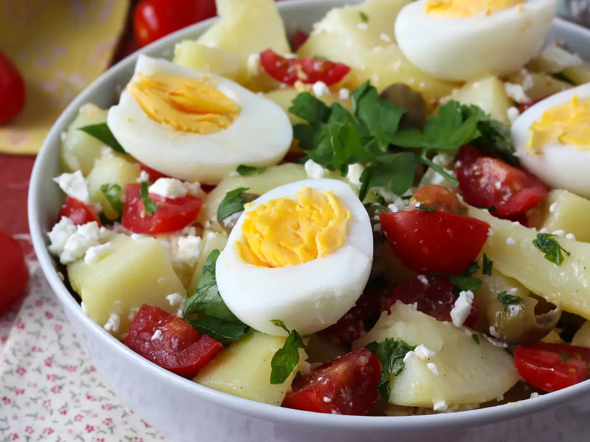 Insalata di patate con feta, uova e pomodorini - foto 5