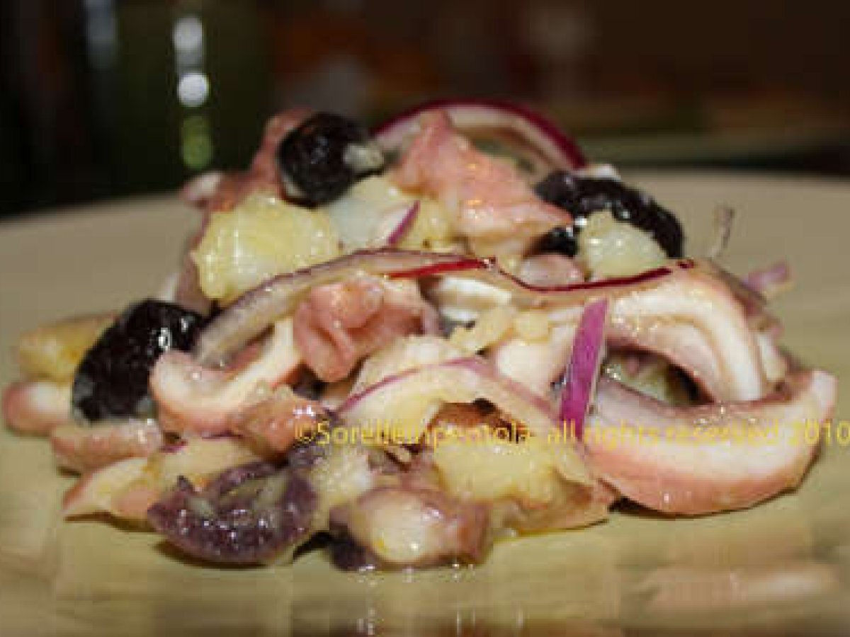 Insalata di patate novelle, polipo e cipolle di Tropea