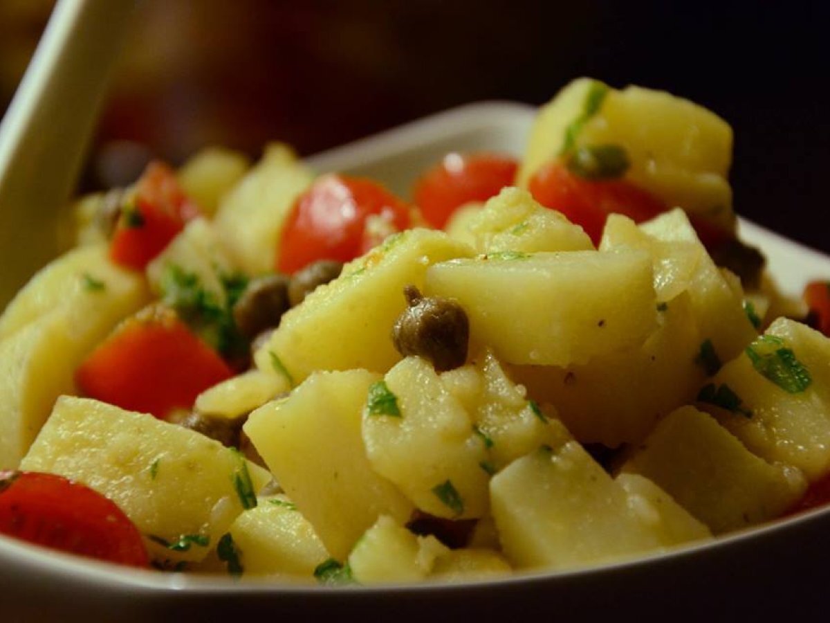 Insalata di patate pomodori e capperi