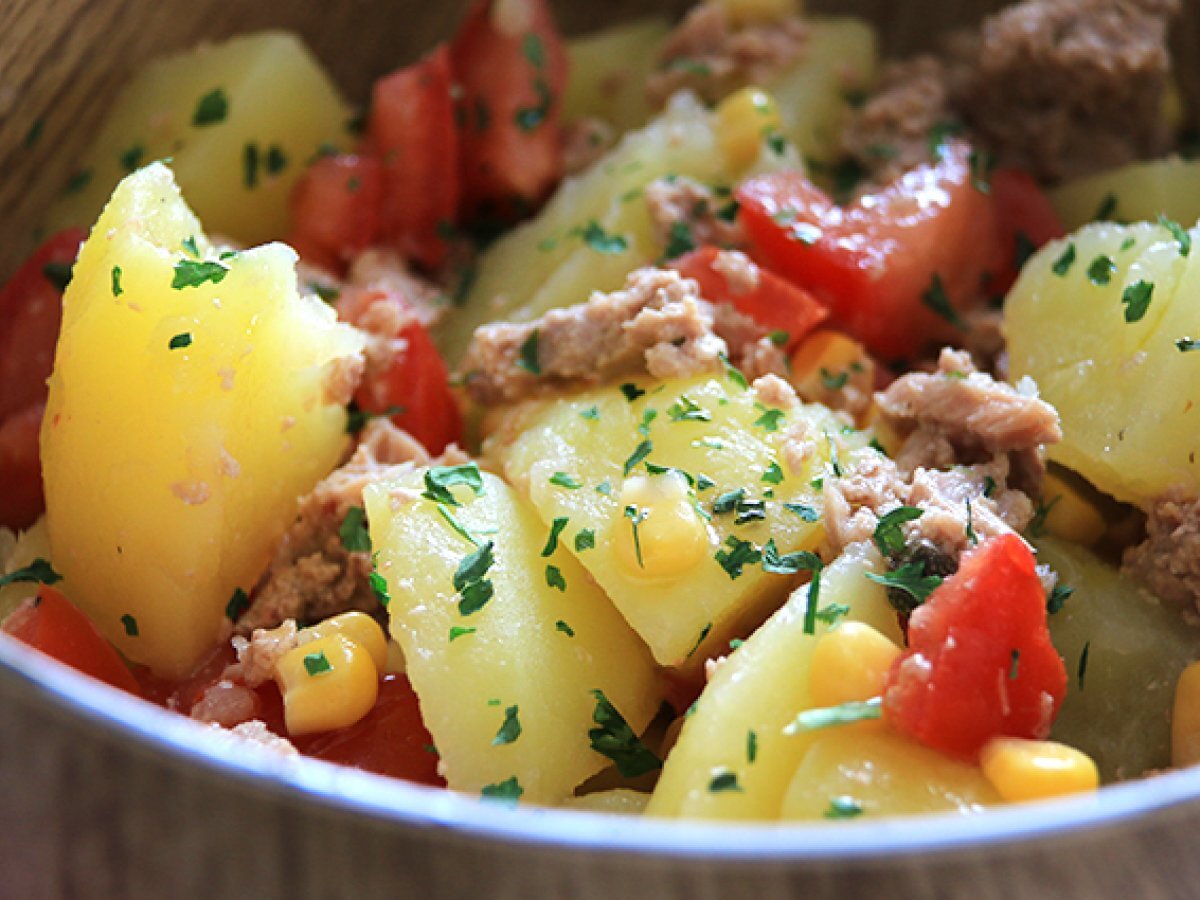 Insalata di patate, tonno e pomodoro