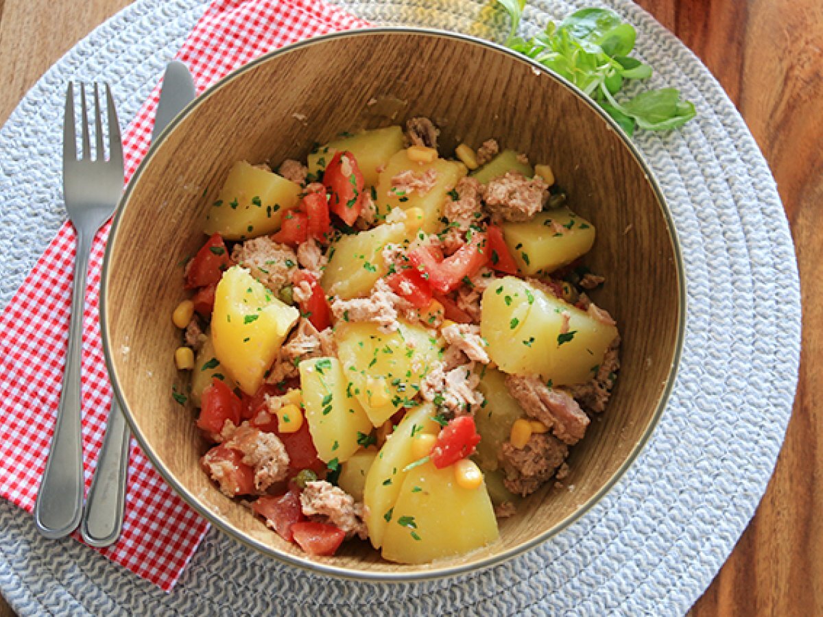 Insalata di patate, tonno e pomodoro - foto 2