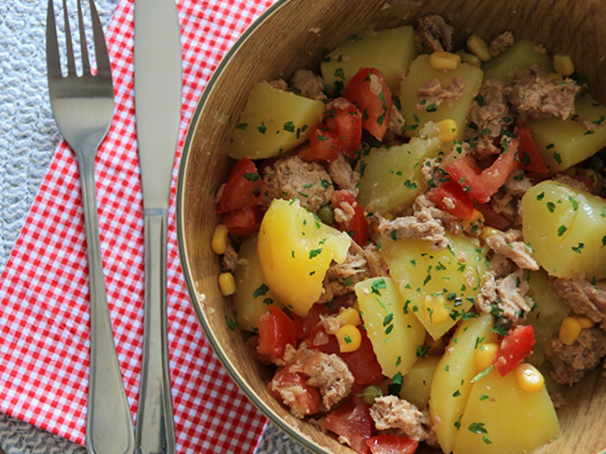 Insalata di patate, tonno e pomodoro - foto 3