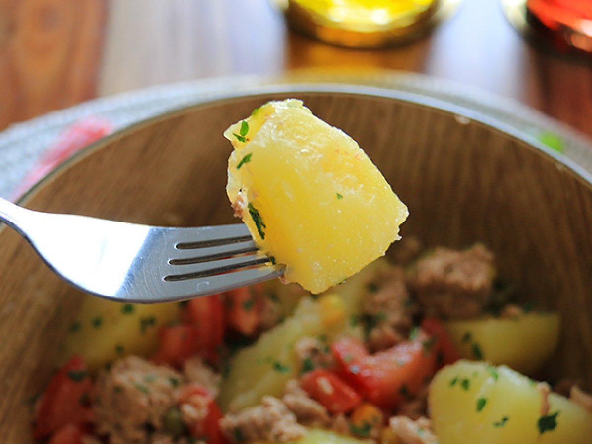 Insalata di patate, tonno e pomodoro - foto 4