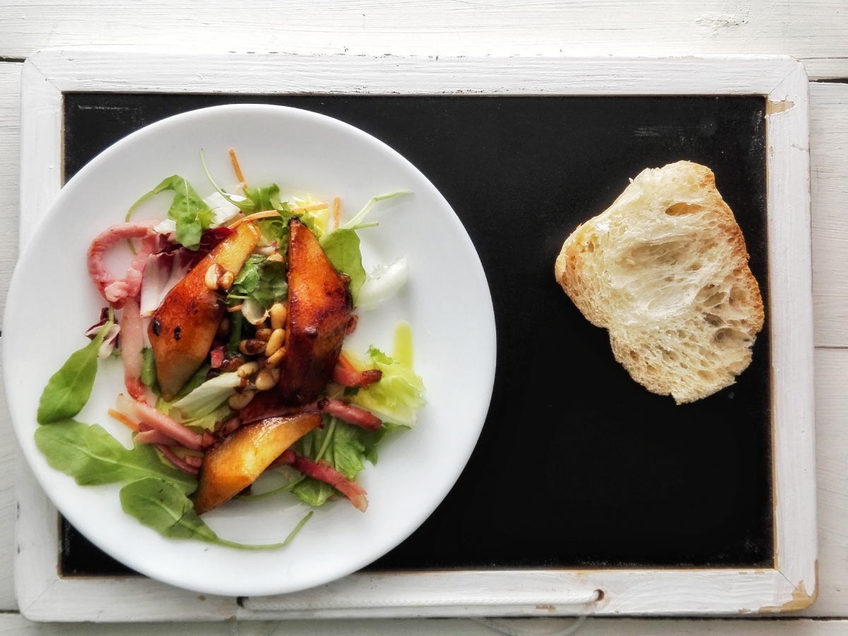 Insalata di pere, speck e aceto balsamico