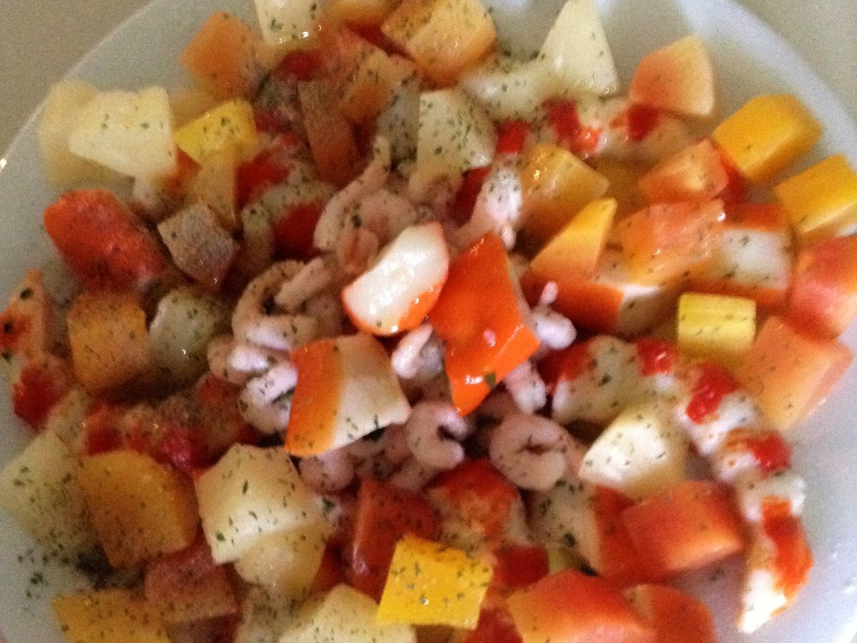 Insalata di pesce e frutta