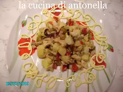 Insalata di pollo, con olive e cetriolini