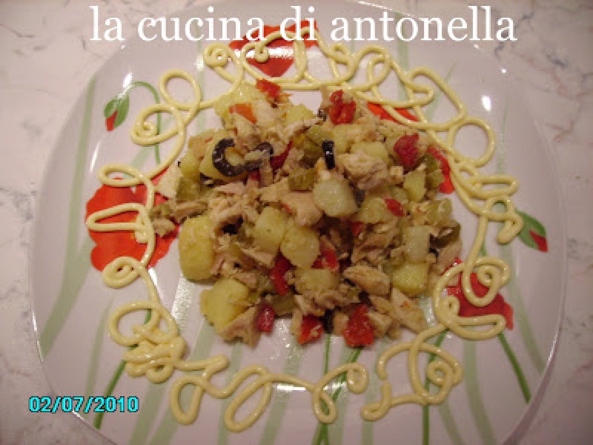 Insalata di pollo, con olive e cetriolini