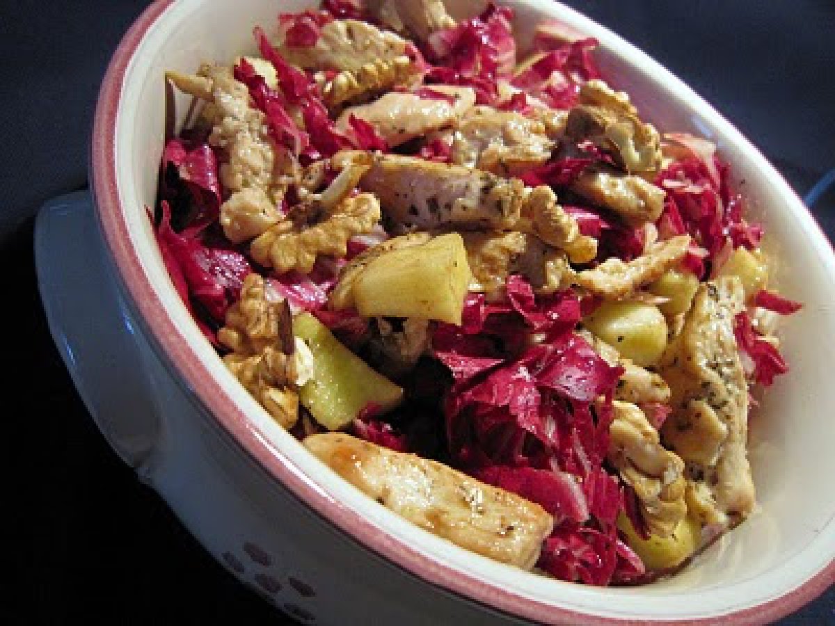 Insalata di pollo con radicchio e noci