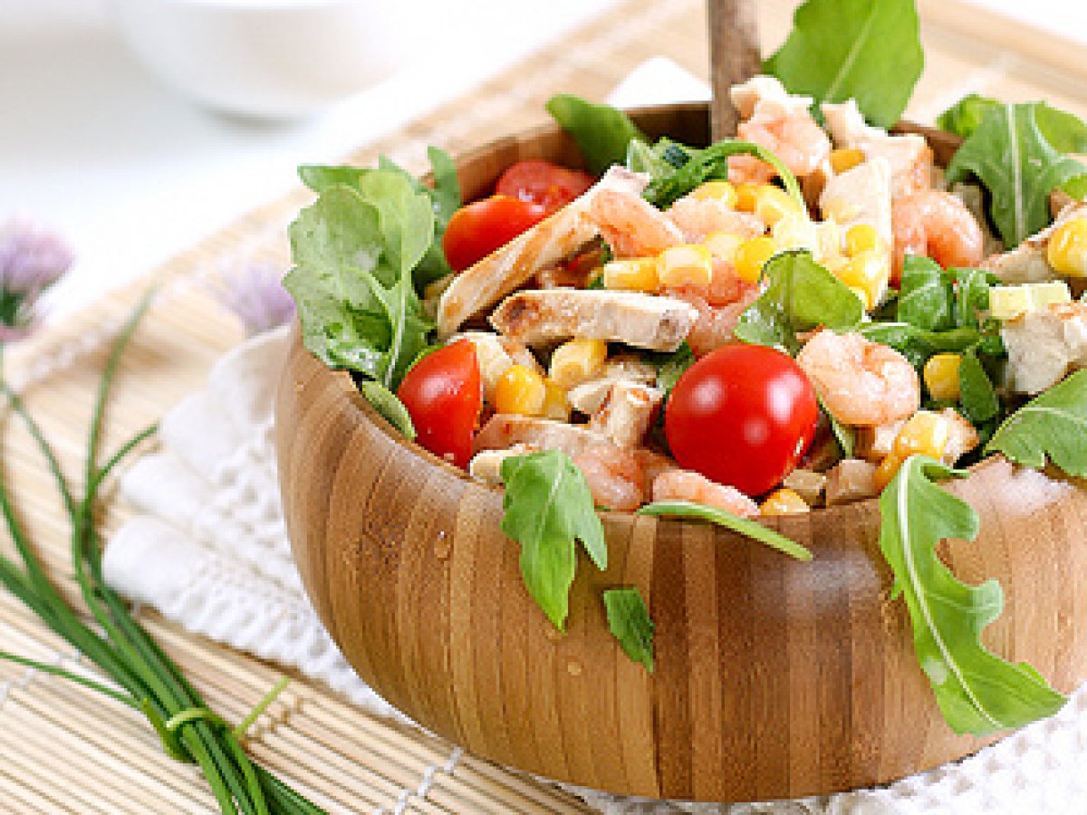 Insalata di pollo, mais e gamberetti