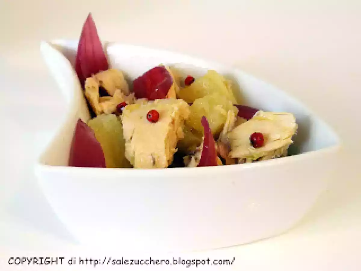 Insalata di pollo, patate al cartoccio, cipolle di tropea e pepe rosa