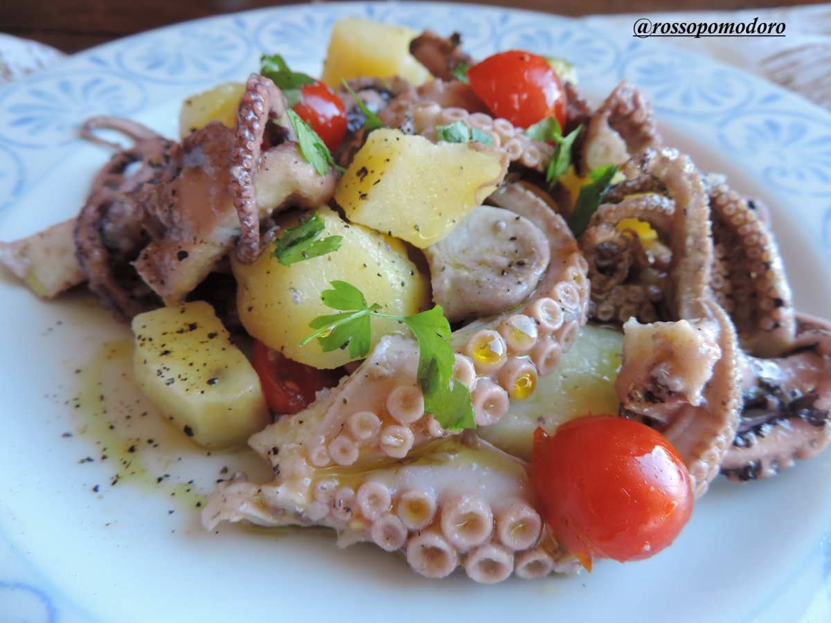 Insalata di polpo con patate e pomodorini