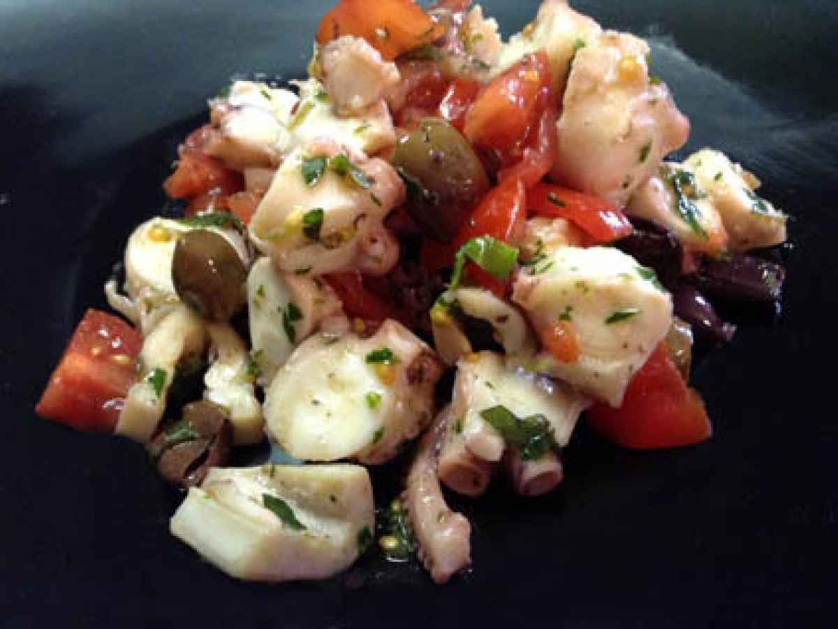 Insalata di polpo con pomodorini e olive