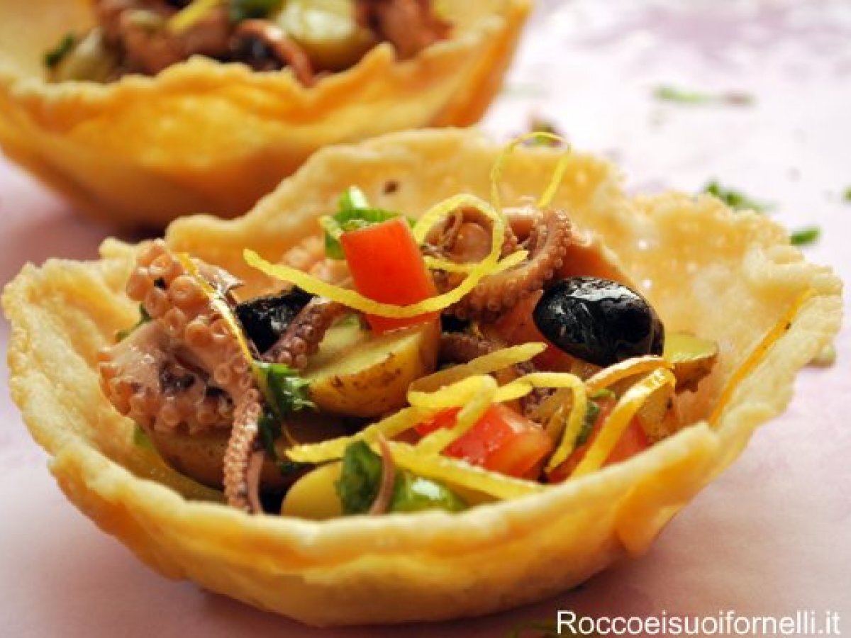 Insalata di polpo nel cestino