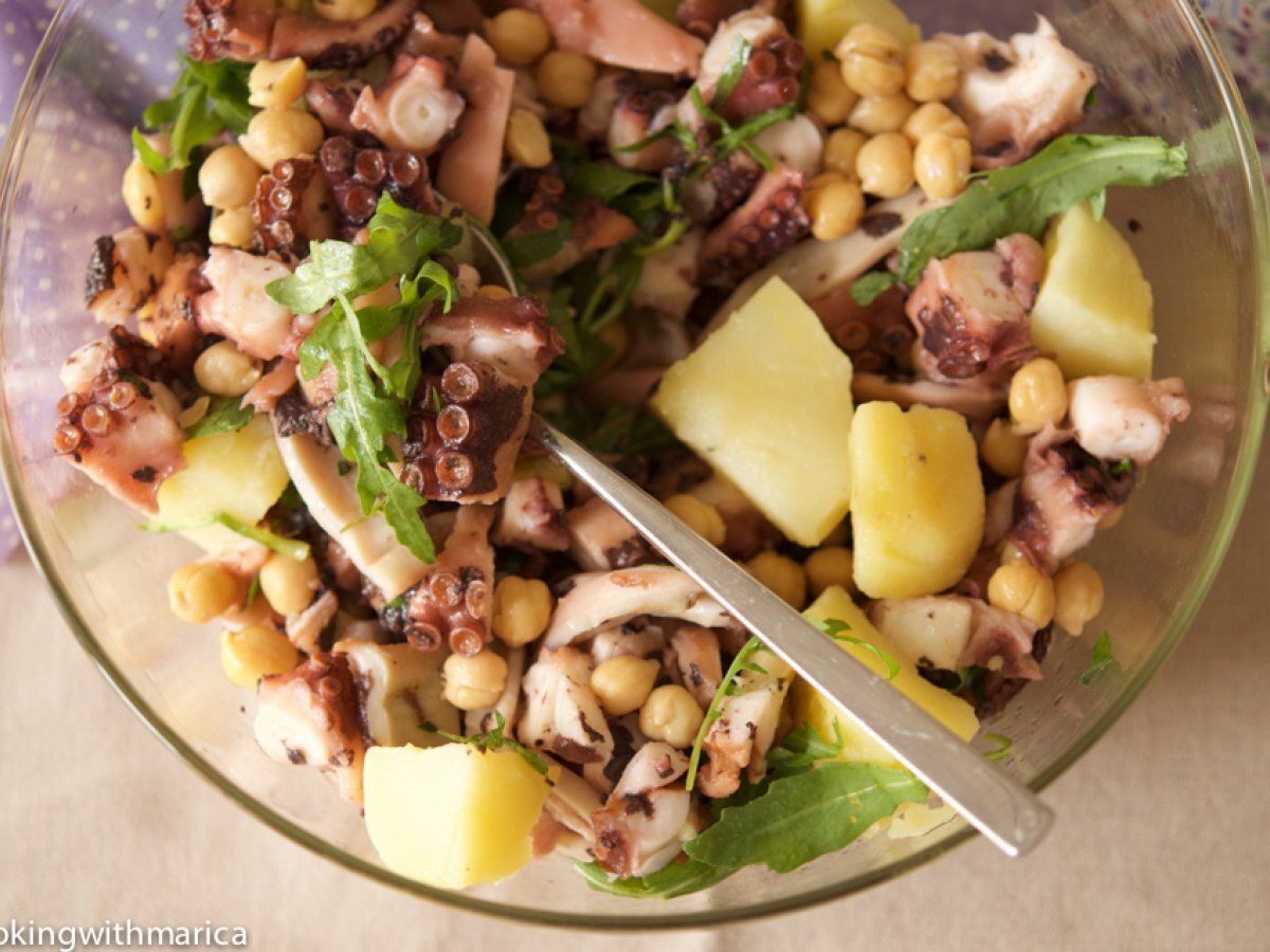 Insalata di polpo, patate, ceci e rucola