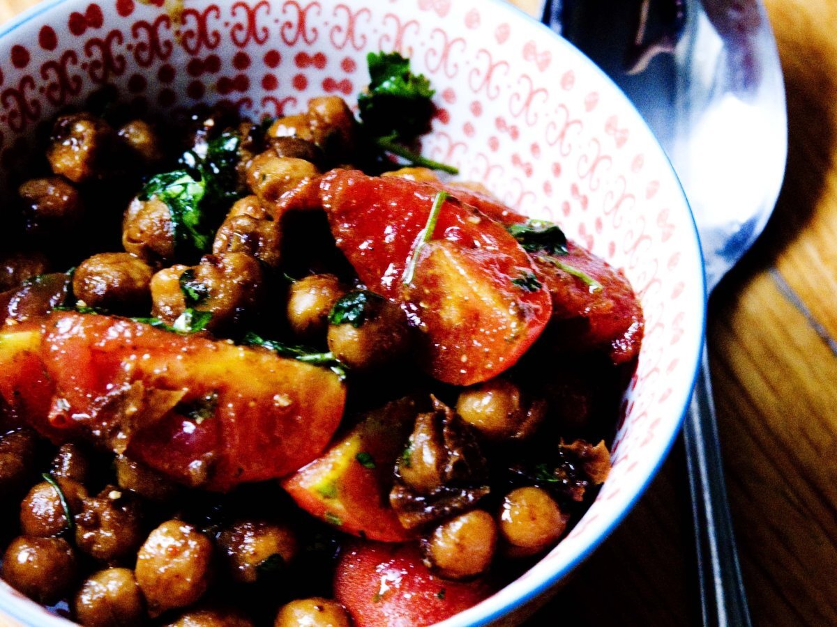 Insalata di pomodori e ceci arrostiti