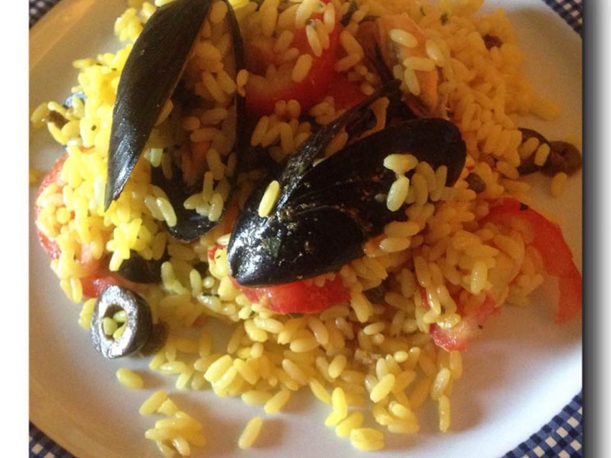 Insalata di riso allo zafferano con cozze