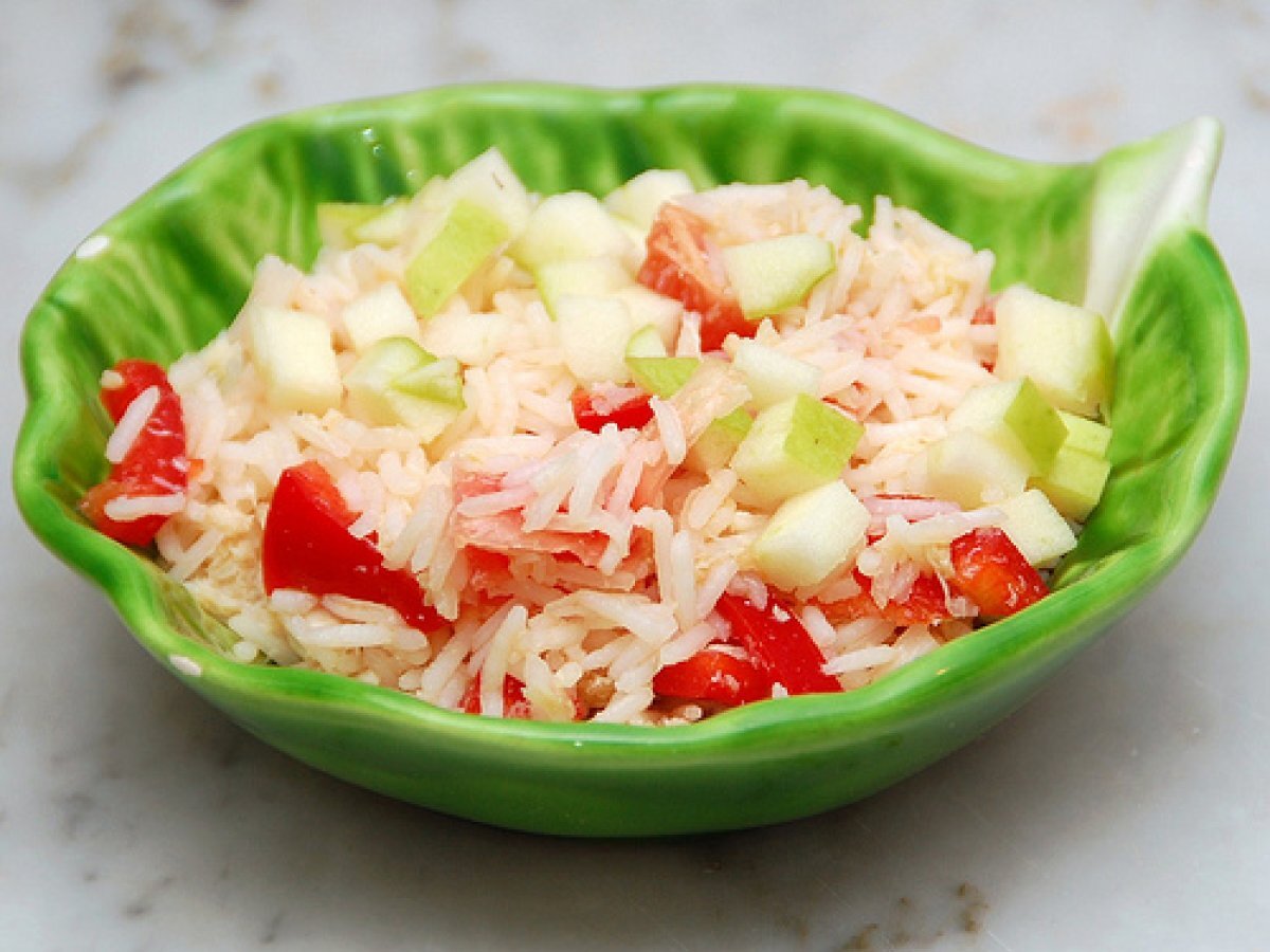 Insalata di riso basmati con polpa di granchio mele e peperone (e pompelmo rosa)