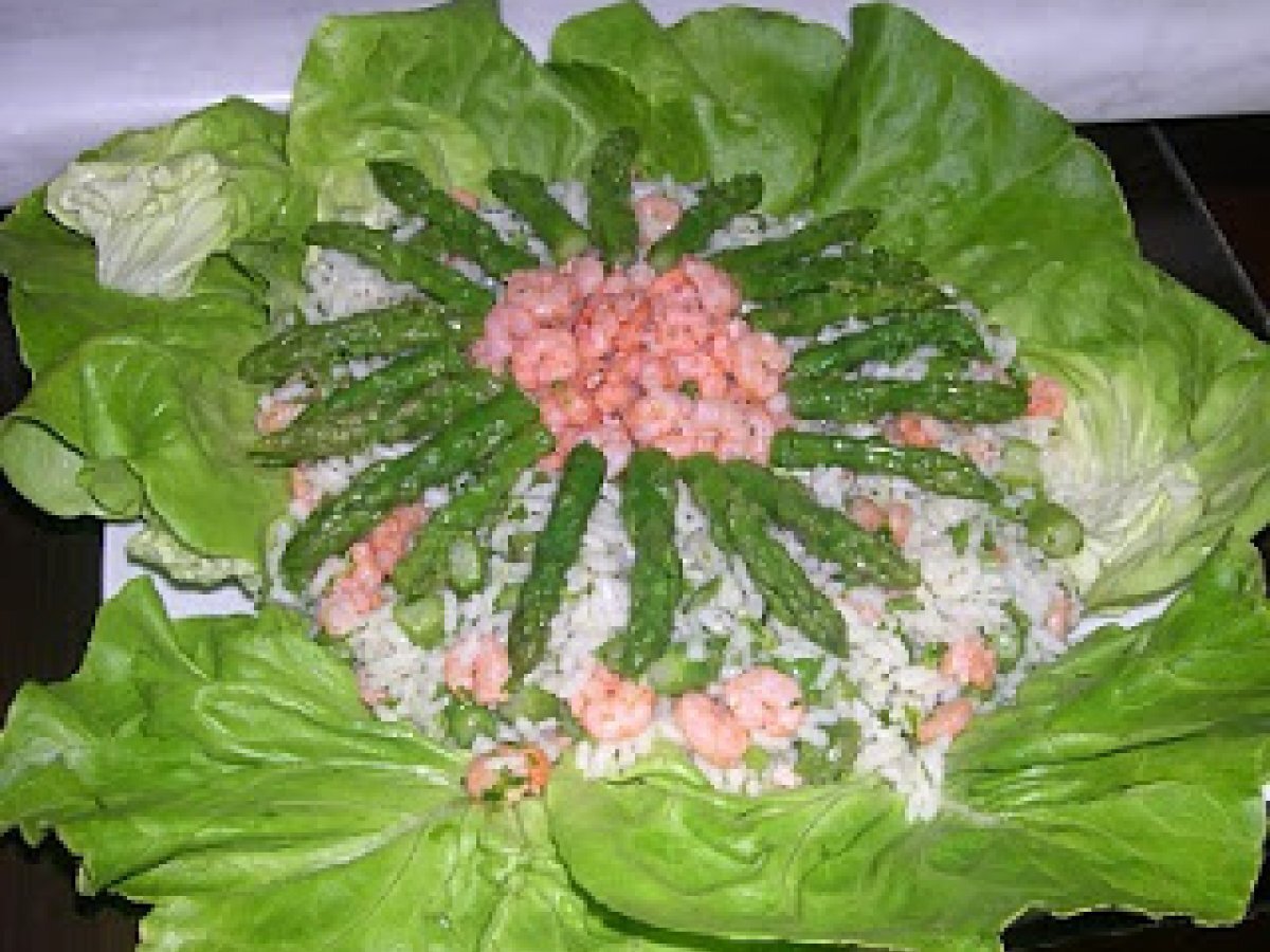 Insalata di riso con gamberetti e asparagi