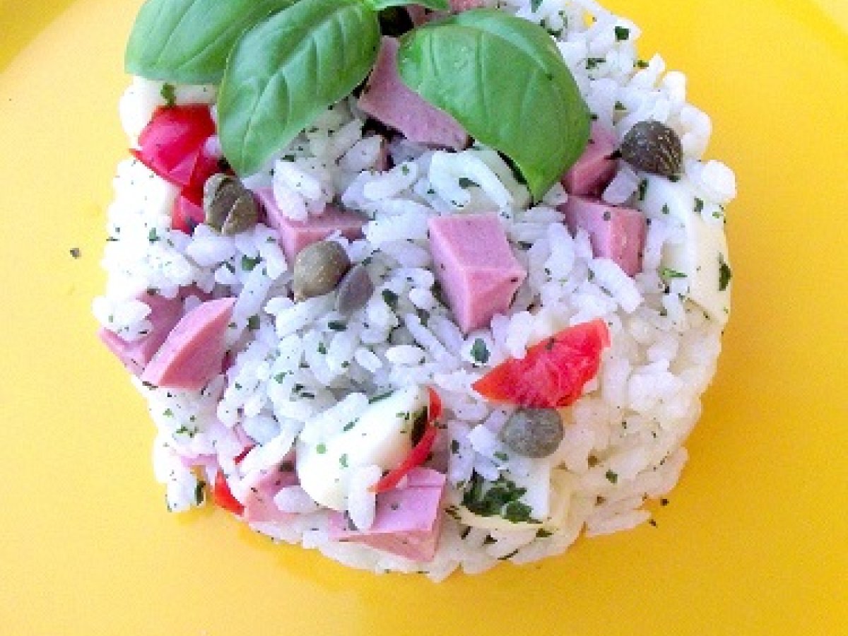 Insalata di riso con mortadella e formaggio dolce