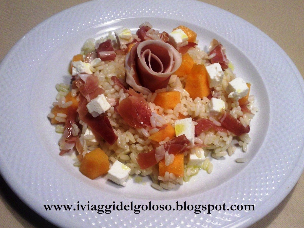 INSALATA DI RISO CON PROSCIUTTO MELONE E FETA