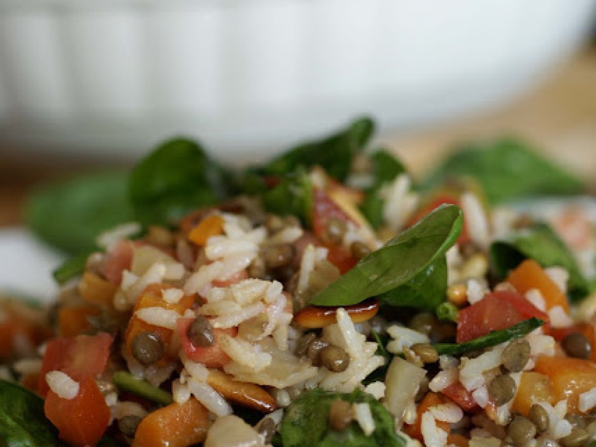 Insalata di riso e lenticchie con pinoli e spinaci