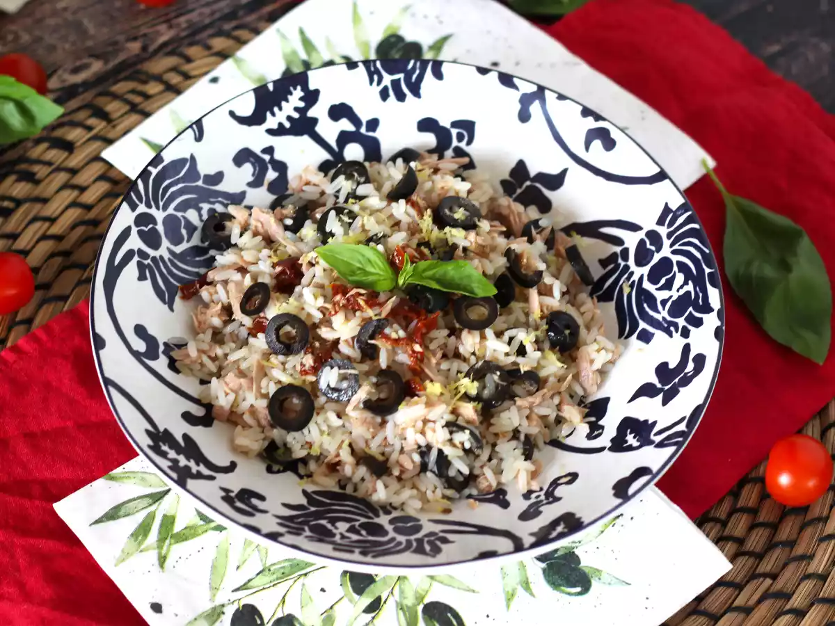Insalata di riso mediterranea: tonno, olive, pomodori secchi e limone - foto 2