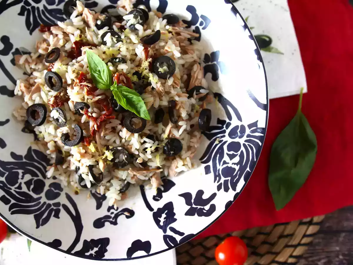 Insalata di riso mediterranea: tonno, olive, pomodori secchi e limone - foto 3