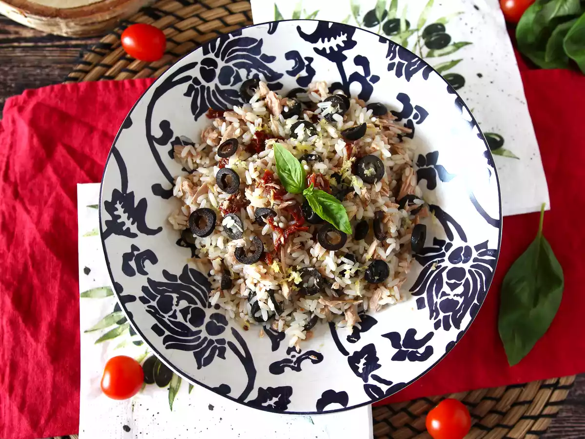 Insalata di riso mediterranea: tonno, olive, pomodori secchi e limone - foto 4