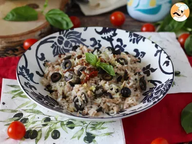 Insalata di riso mediterranea: tonno, olive, pomodori secchi e limone
