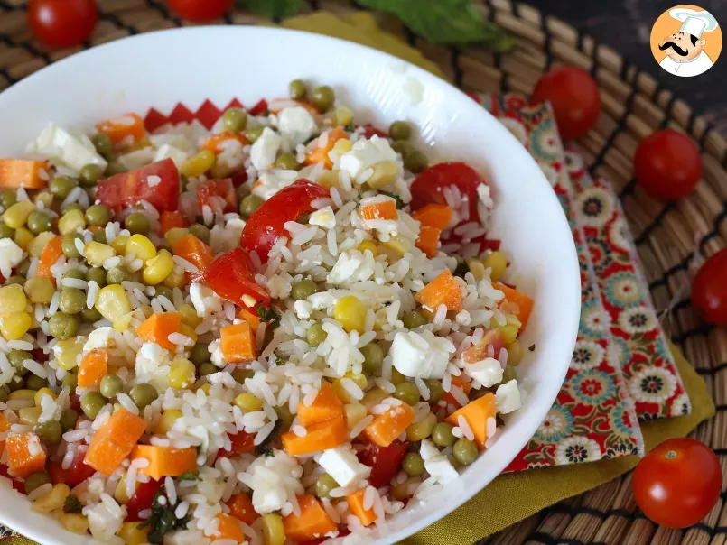 Insalata di riso vegetariana: feta, mais, carote, piselli, pomodorini e menta, foto 1
