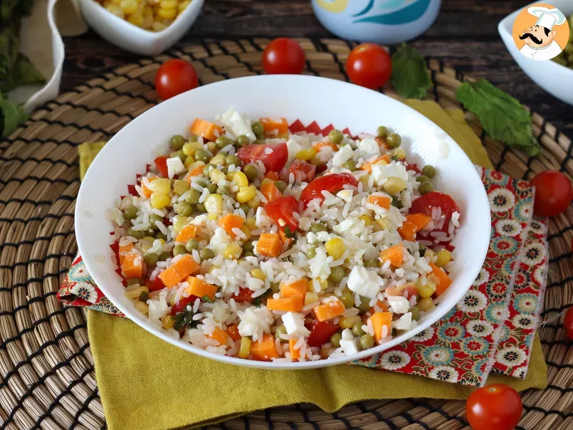 Insalata di riso vegetariana: feta, mais, carote, piselli, pomodorini e menta, foto 3