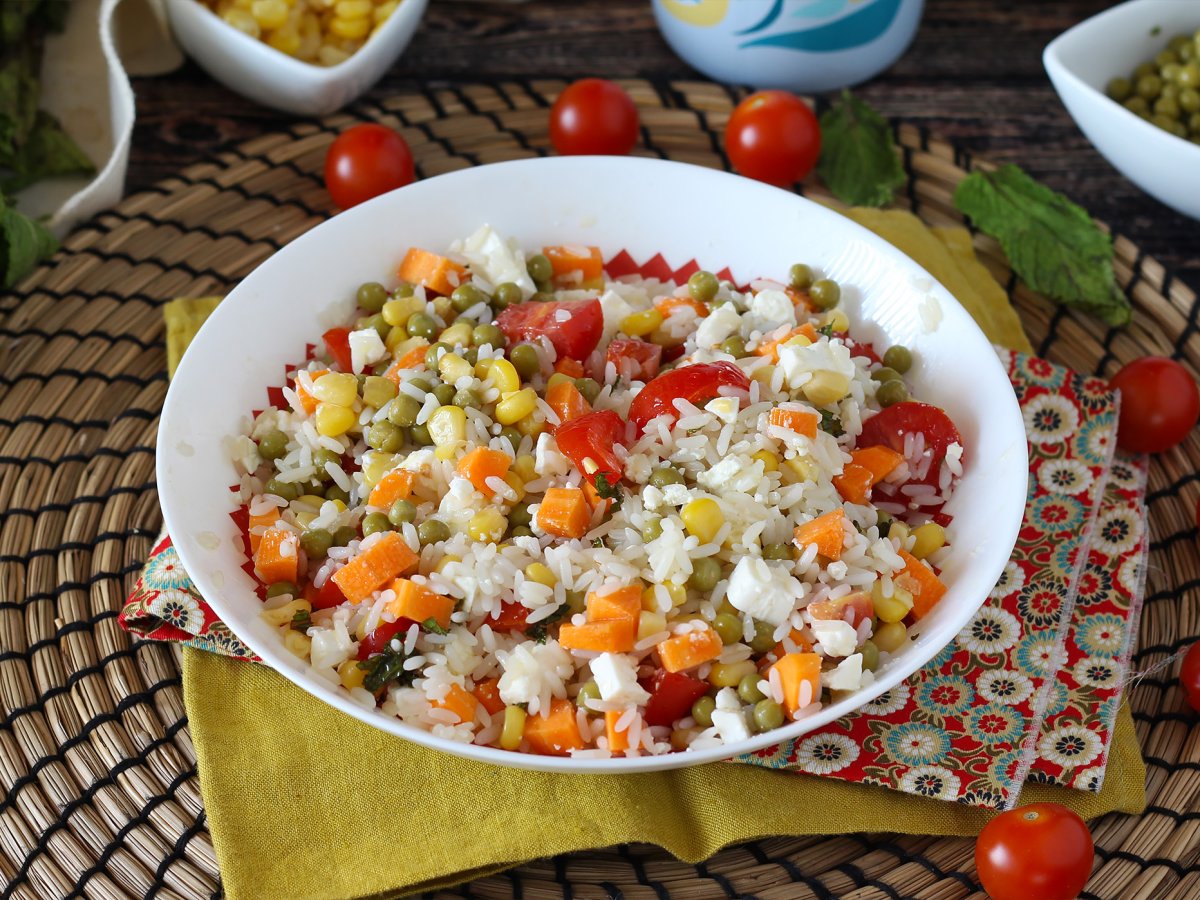 Insalata di riso vegetariana: feta, mais, carote, piselli, pomodorini e menta - foto 3