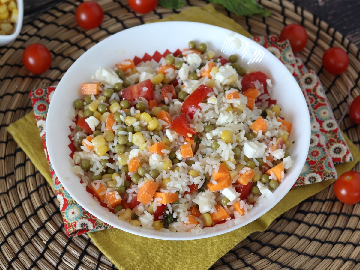 Insalata di riso vegetariana: feta, mais, carote, piselli, pomodorini e menta - foto 4