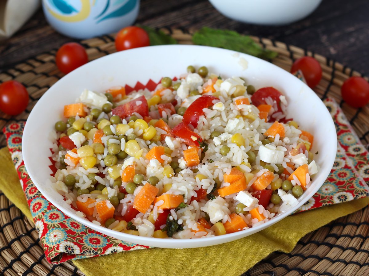 Insalata di riso vegetariana: feta, mais, carote, piselli, pomodorini e menta - foto 5