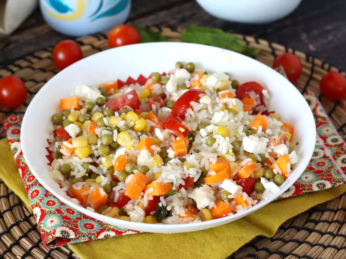 Insalata di riso vegetariana: feta, mais, carote, piselli, pomodorini e menta - foto 5