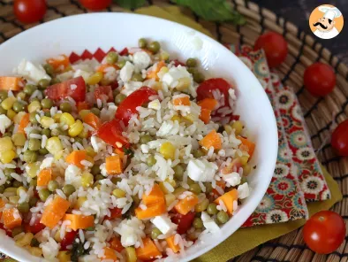 Insalata di riso vegetariana: feta, mais, carote, piselli, pomodorini e menta