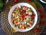Insalata di riso vegetariana: feta, mais, carote, piselli, pomodorini e menta, foto 1