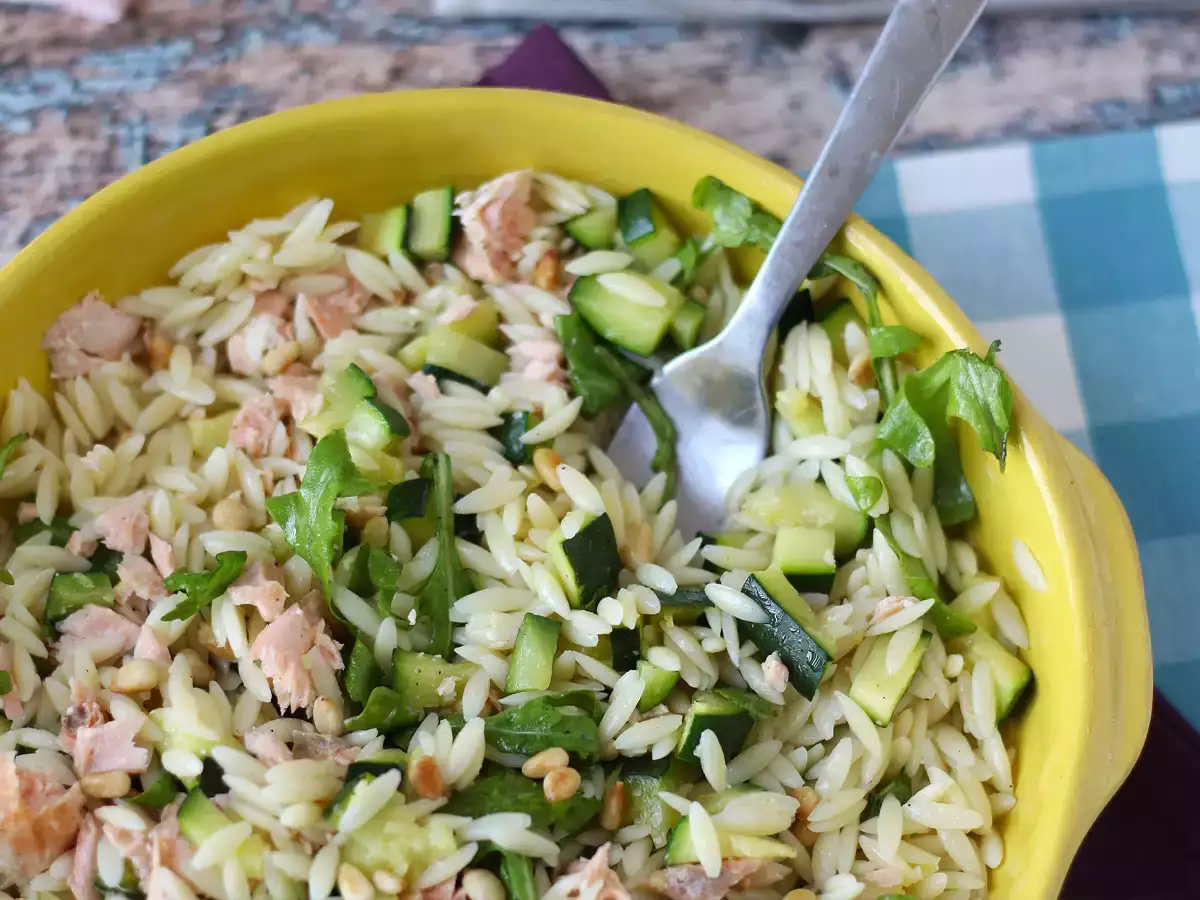 Insalata di risoni con salmone e zucchine: ricetta facile, leggera e nutriente - foto 4