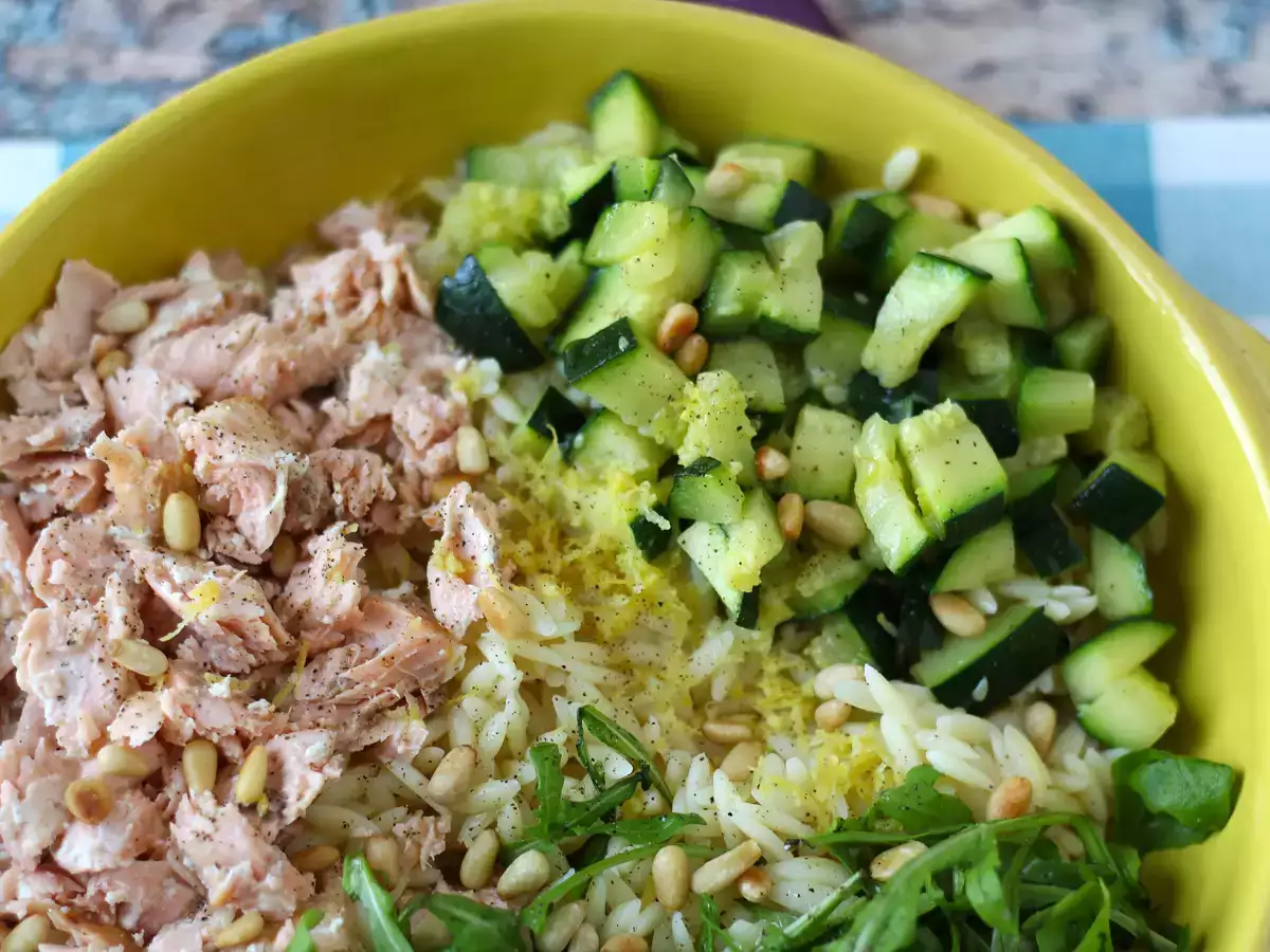 Insalata di risoni con salmone e zucchine: ricetta facile, leggera e nutriente - foto 6