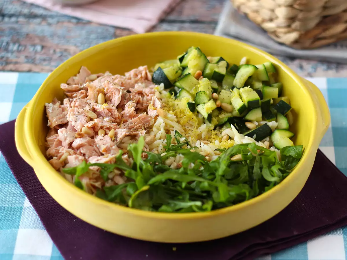 Insalata di risoni con salmone e zucchine: ricetta facile, leggera e nutriente - foto 9
