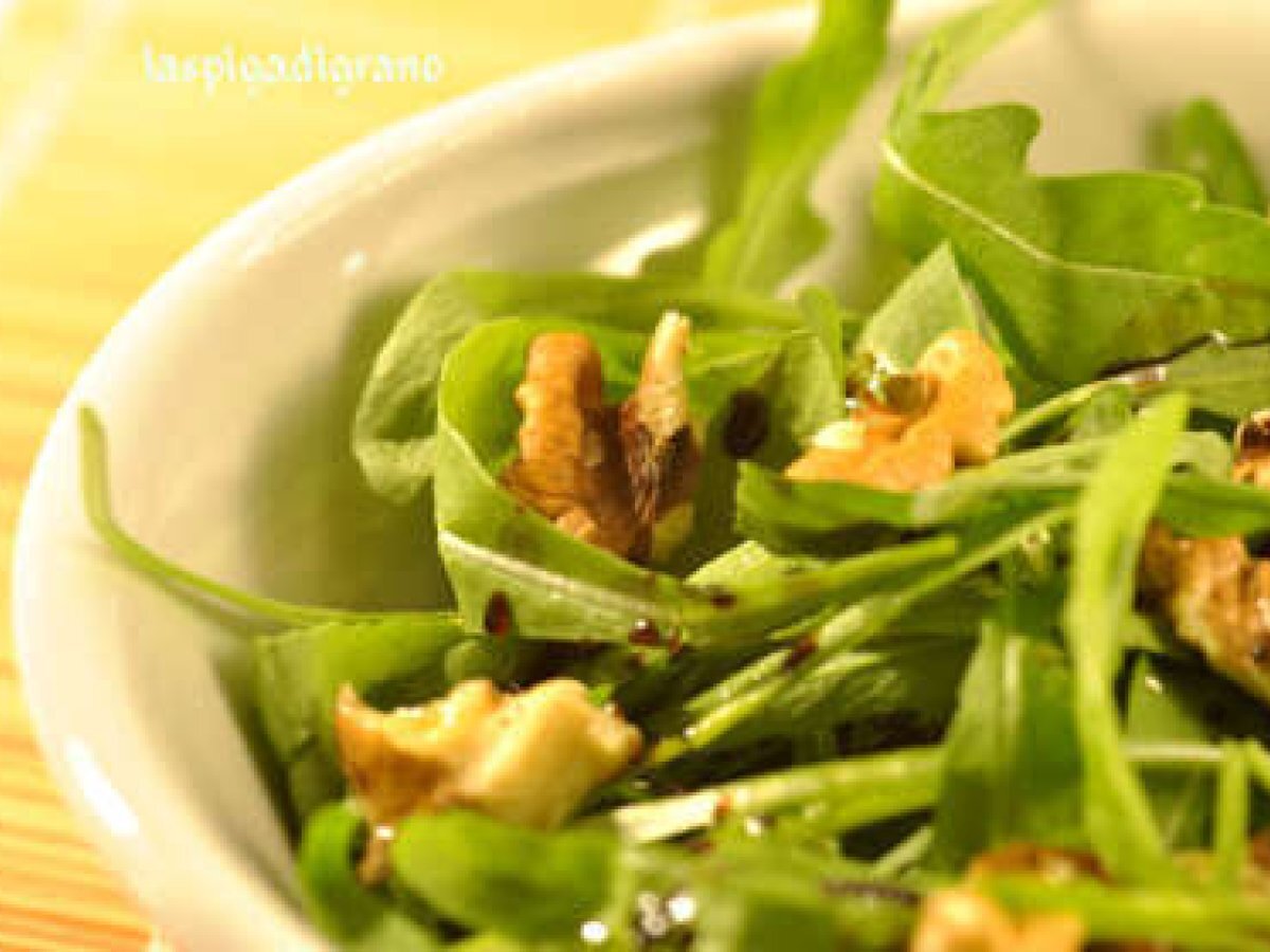 Insalata di rucola con noci ed aceto balsamico