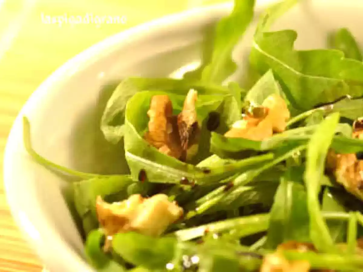 Insalata di rucola con noci ed aceto balsamico