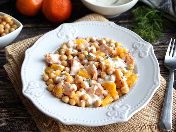 Insalata di salmone, ceci e arancia